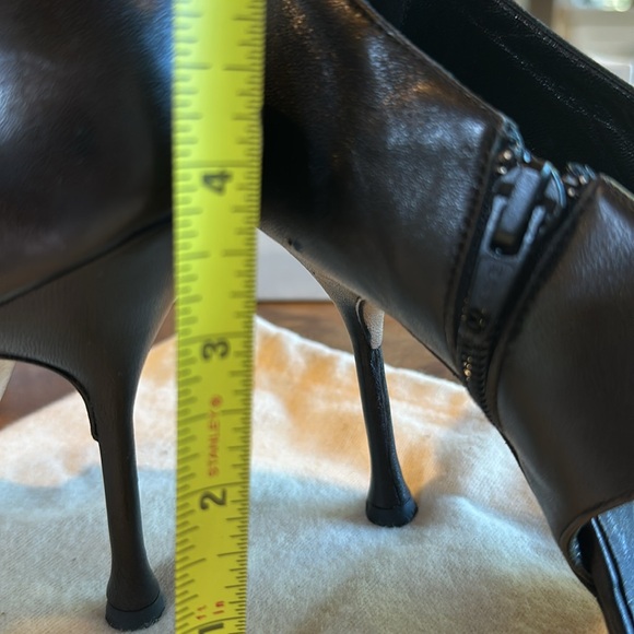 Manolo Blahnik Black Open-Toe Heels with White Leather Strip. Size 35.5 - Picture 9 of 10